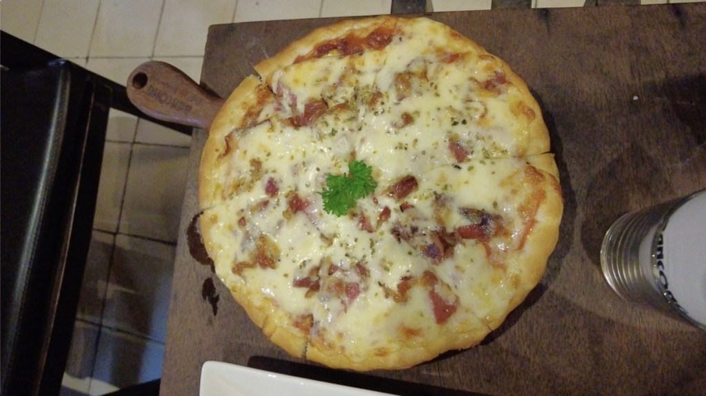 Salami pizza