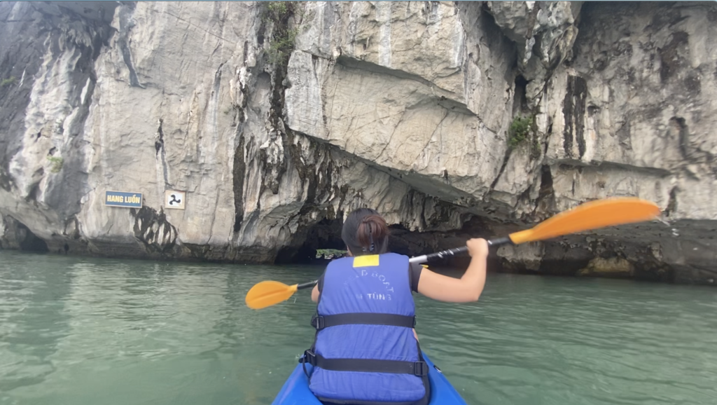 kayaking in hang luon cave